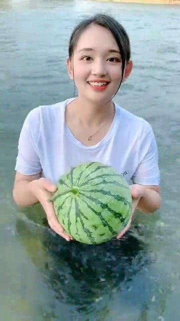 在水里吃瓜看书,夏日悠闲生活剪影