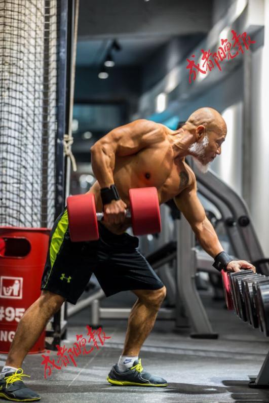 健身大叔吃瓜,揭秘健身圈那些不为人知的秘密