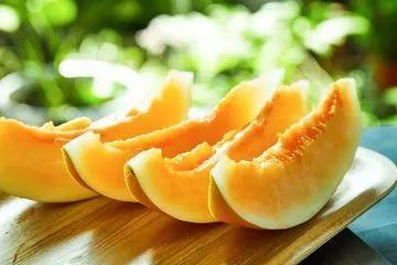 吃蜜瓜有点甜,尽享夏日清新