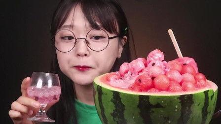 小姐姐吃瓜插画,小姐姐的趣味吃瓜时光